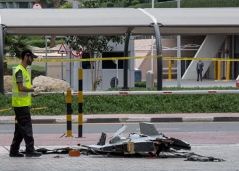 Escombros de una intercepción golpearon un edificio en Dubái