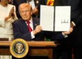 El presidente de los Estados Unidos, Donald Trump, firma una proclamación en la Cumbre del Escudo de las Américas, celebrada en el Trump National Doral Miami, en Doral, Florida, el 7 de marzo de 2026. (Foto AP/Mark Schiefelbein)