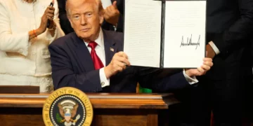 El presidente de los Estados Unidos, Donald Trump, firma una proclamación en la Cumbre del Escudo de las Américas, celebrada en el Trump National Doral Miami, en Doral, Florida, el 7 de marzo de 2026. (Foto AP/Mark Schiefelbein)