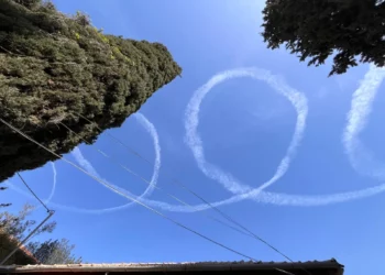 Por qué aparecen espirales blancas en el cielo de Israel