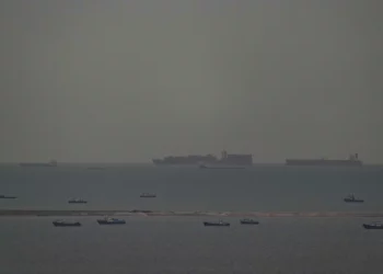 Emiratos estudia apoyar una coalición para abrir Ormuz