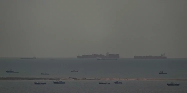 Emiratos estudia apoyar una coalición para abrir Ormuz