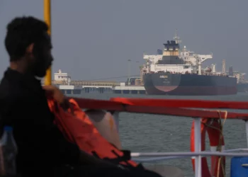 El petrolero Shenlong Suezmax, con bandera de Liberia, que transportaba crudo procedente de Arabia Saudí y que llegó tras atravesar el estrecho de Ormuz, es visto en el puerto de Bombay, en Bombay (India), el 12 de marzo de 2026. (Foto AP/Rafiq Maqbool)