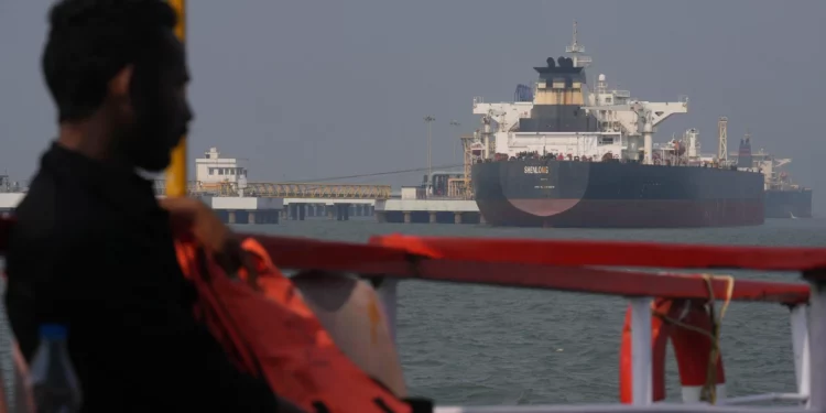 El petrolero Shenlong Suezmax, con bandera de Liberia, que transportaba crudo procedente de Arabia Saudí y que llegó tras atravesar el estrecho de Ormuz, es visto en el puerto de Bombay, en Bombay (India), el 12 de marzo de 2026. (Foto AP/Rafiq Maqbool)