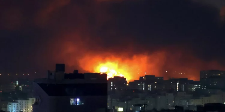 Israel bombardea fábrica subterránea de misiles y academia militar en Irán