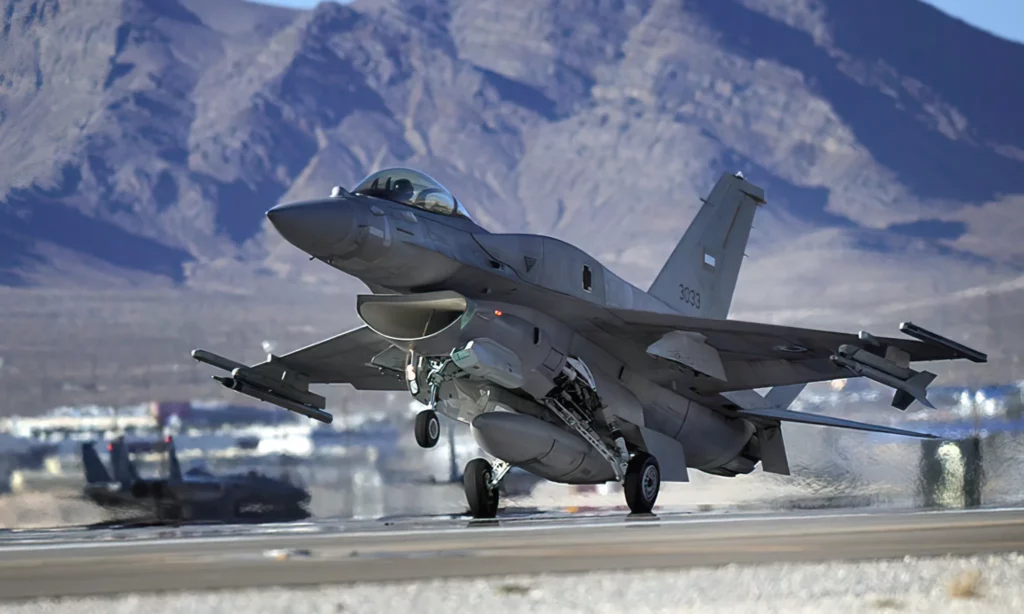 Los F-16 emiratíes recibirán 2.700 bombas SDB y JDAM