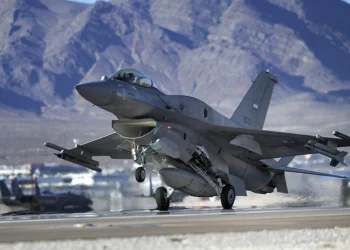 Los F-16 emiratíes recibirán 2.700 bombas SDB y JDAM