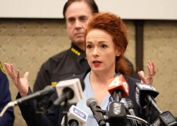 El atacante se disparó en la cabeza tras quedar atrapado en el coche en la sinagoga de Míchigan