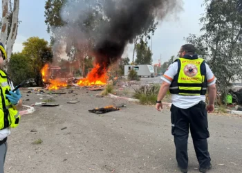 Incendio en el centro de Israel tras un ataque con misiles iraníes, 13 de marzo de 2026. (Magen David Adom)