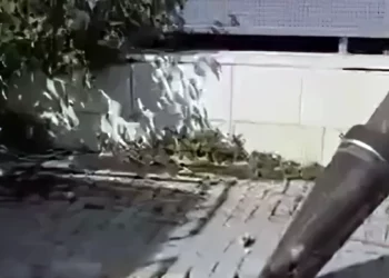 Dos heridos en disparos simultáneos de misiles iraníes y cohetes de Hezbolá sobre Israel