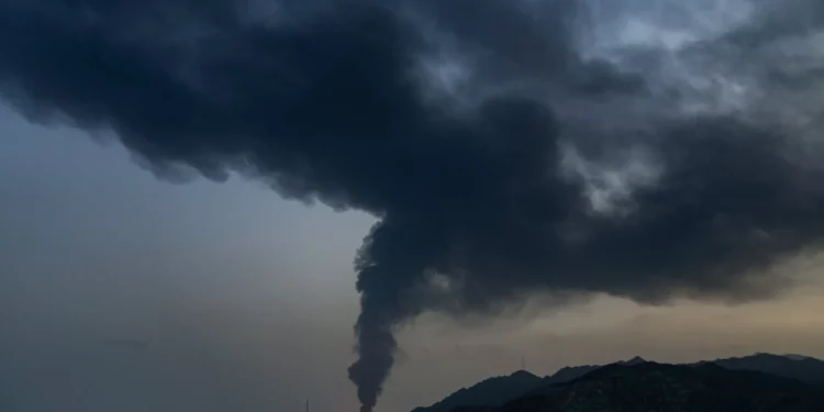 Se observa fuego y una columna de humo después de que, según las autoridades, los restos de un dron iraní interceptado impactaran en las instalaciones petroleras de Fujairah, en Fujairah, Emiratos Árabes Unidos, el 3 de marzo de 2026. (Altaf Qadri/AP)