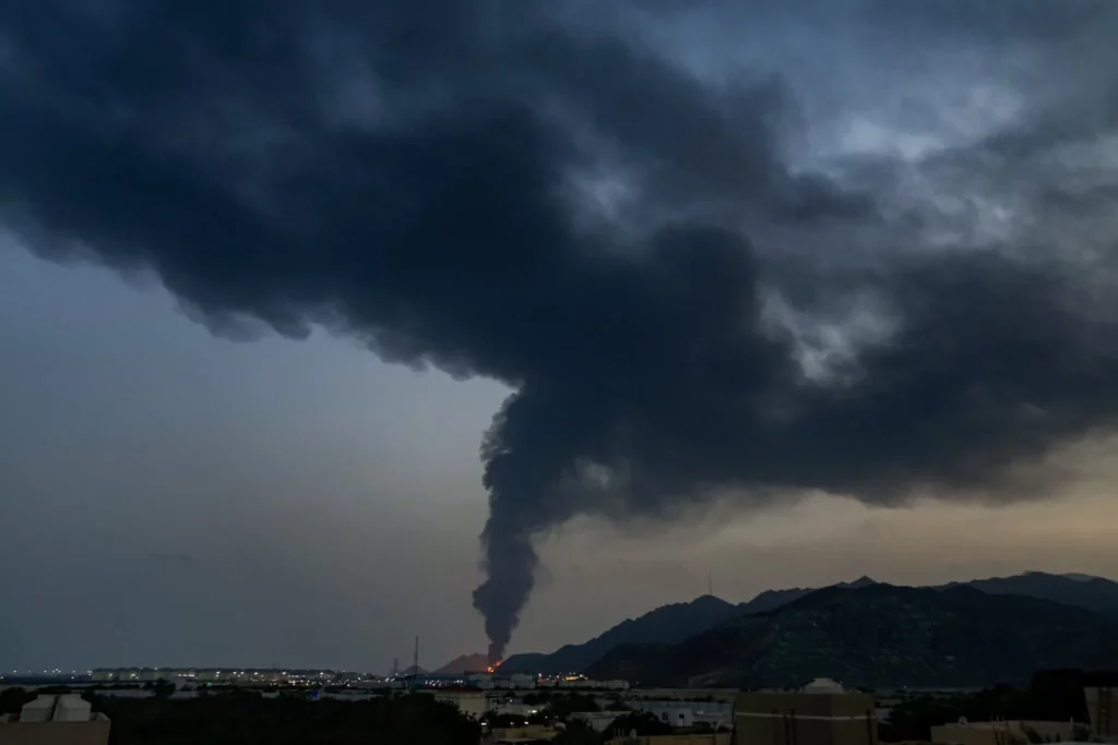 Ilustración: Se observan llamas y una columna de humo después de que, según las autoridades, los restos de un dron iraní interceptado impactaran contra las instalaciones petroleras de Fujairah, en Fujairah (Emiratos Árabes Unidos), el 3 de marzo de 2026. (Altaf Qadri/AP)