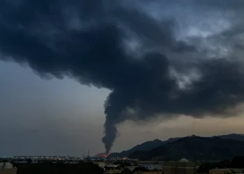 Ilustración: Se observan llamas y una columna de humo después de que, según las autoridades, los restos de un dron iraní interceptado impactaran contra las instalaciones petroleras de Fujairah, en Fujairah (Emiratos Árabes Unidos), el 3 de marzo de 2026. (Altaf Qadri/AP)