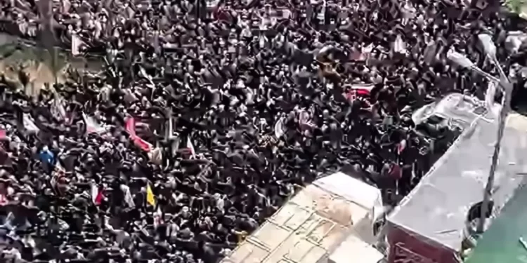 Funeral multitudinario por altos mandos militares y de defensa iraníes muertos en la guerra