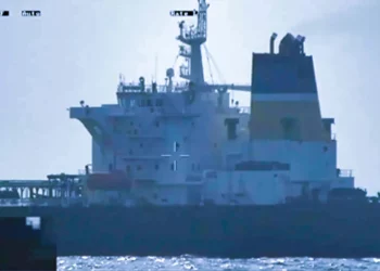 Armada Real Británica localizó un petrolero ruso y facilitó el abordaje francés