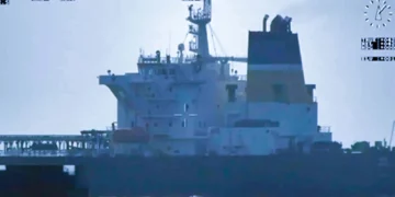 Armada Real Británica localizó un petrolero ruso y facilitó el abordaje francés