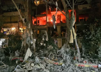 Se observa un incendio en un edificio dañado tras un ataque aéreo israelí en respuesta al lanzamiento de cohetes y drones por parte de Hezbolá en el barrio de Haret Hreik, en el sur de Beirut, el 2 de marzo de 2026 (AFP).
