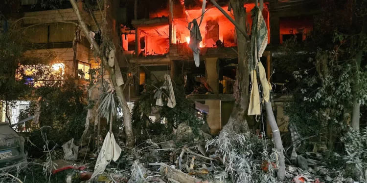 Se observa un incendio en un edificio dañado tras un ataque aéreo israelí en respuesta al lanzamiento de cohetes y drones por parte de Hezbolá en el barrio de Haret Hreik, en el sur de Beirut, el 2 de marzo de 2026 (AFP).