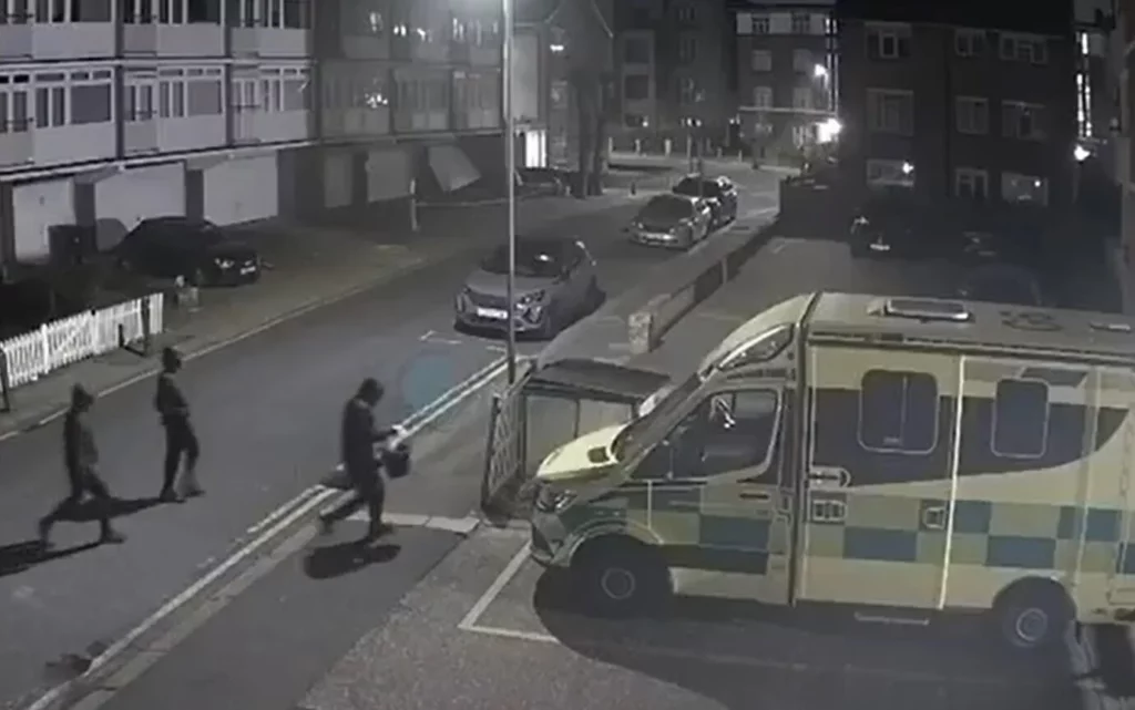 Incendian cuatro ambulancias de la organización judía Hatzolah en Londres