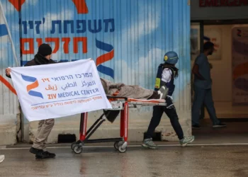 Un herido llega al Centro Médico Ziv de Safed tras un ataque con cohetes de Hezbolá contra Kiryat Shmona el 23 de marzo de 2026. (Cortesía del Centro Médico Ziv) (editado)