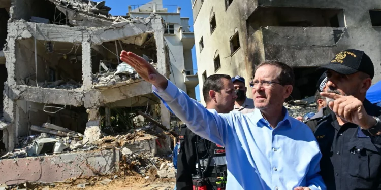 En el lugar del mortal ataque iraní: Herzog elogia a Trump y Netanyahu