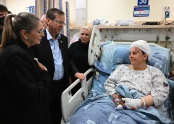 Herzog visita a una herida del ataque con misiles iraníes