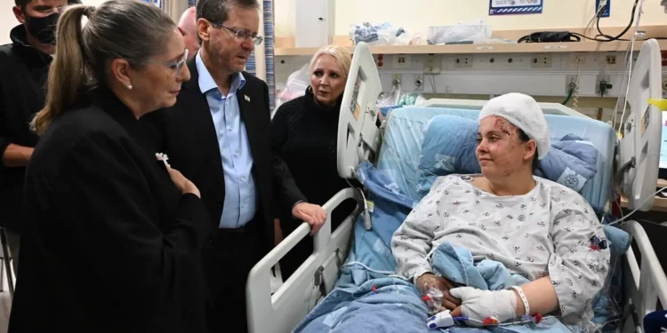 Herzog visita a una herida del ataque con misiles iraníes