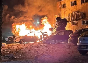 Lanzamientos de misiles desde Irán hacia el centro de Israel: impacto e incendio en Holón