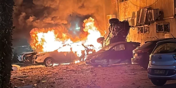 Lanzamientos de misiles desde Irán hacia el centro de Israel: impacto e incendio en Holón