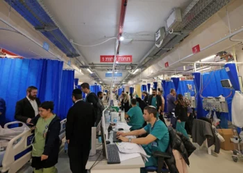 El personal del hospital y los pacientes trabajan en una sala que se trasladó al aparcamiento por motivos de seguridad en medio de la guerra entre Estados Unidos e Israel contra Irán, en el Hospital Hadassah Mount Scopus de Jerusalén, el 1 de marzo de 2026. (AHMAD GHARABLI / AFP)