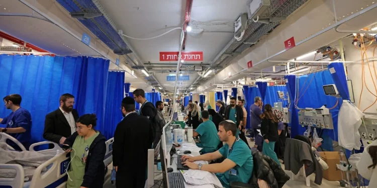 El personal del hospital y los pacientes trabajan en una sala que se trasladó al aparcamiento por motivos de seguridad en medio de la guerra entre Estados Unidos e Israel contra Irán, en el Hospital Hadassah Mount Scopus de Jerusalén, el 1 de marzo de 2026. (AHMAD GHARABLI / AFP)