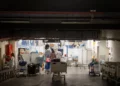 Pacientes y personal médico en un aparcamiento subterráneo convertido en sala de tratamiento en el Hospital Ichilov de Tel Aviv, el 8 de marzo de 2026. (Chaim Goldberg/Flash90)