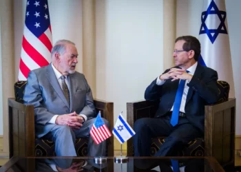 Huckabee se reúne con Herzog tras críticas de Trump por el caso Netanyahu