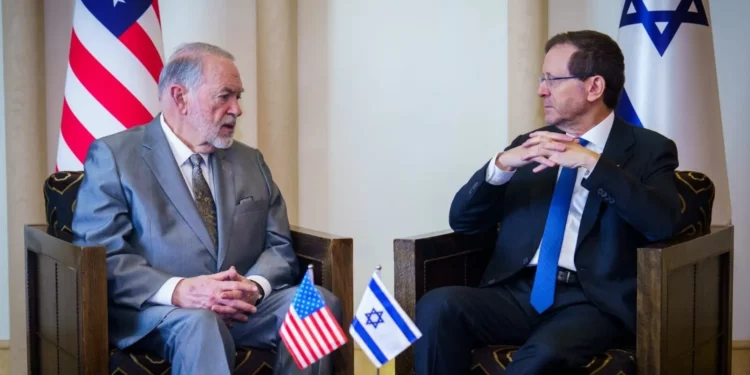 Huckabee se reúne con Herzog tras críticas de Trump por el caso Netanyahu