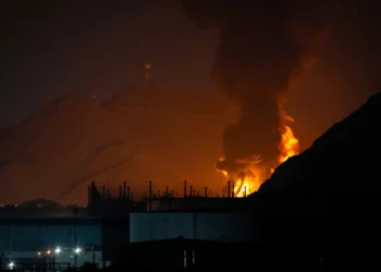 EAU rechaza informe de que están considerando unirse a los ataques contra Irán