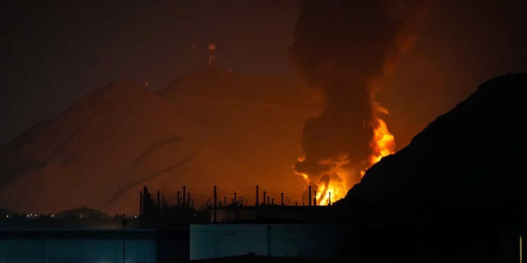 EAU rechaza informe de que están considerando unirse a los ataques contra Irán