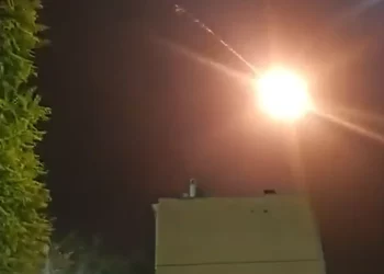 Vídeo del impacto de un misil iraní en Dimona