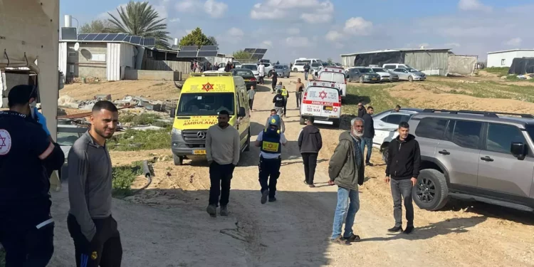 Tres heridos tras el impacto de fragmentos de misil en el Néguev