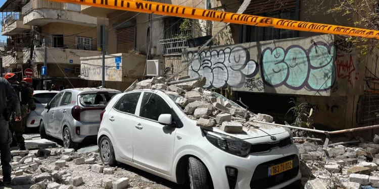 Misil con cabeza de racimo deja 15 heridos en Tel Aviv