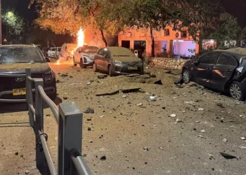 Irán lanzó un misil con munición de racimo contra el centro de Israel
