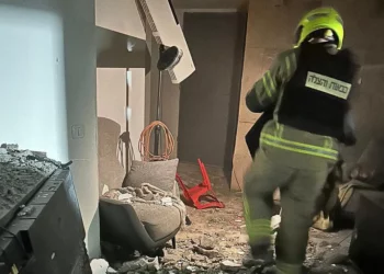 Una casa alcanzada directamente durante el último ataque de Irán y Hezbolá