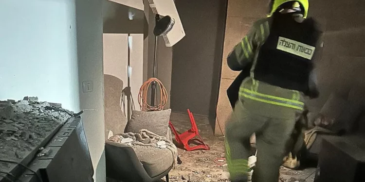 Una casa alcanzada directamente durante el último ataque de Irán y Hezbolá