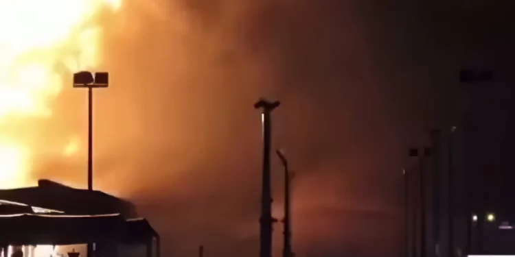 Ataque iraní provoca gran incendio cerca al Aeropuerto de Bahréin
