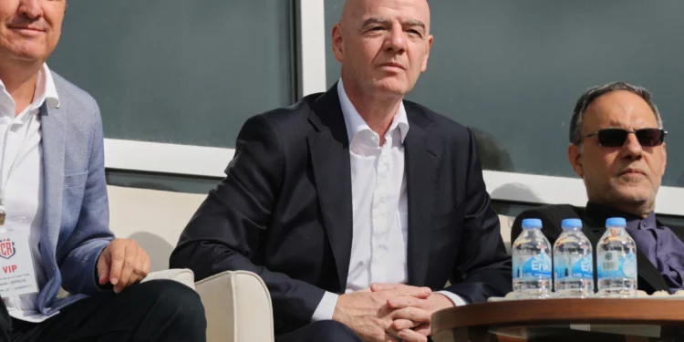 El presidente de la FIFA promete apoyar la participación de Irán en el Mundial