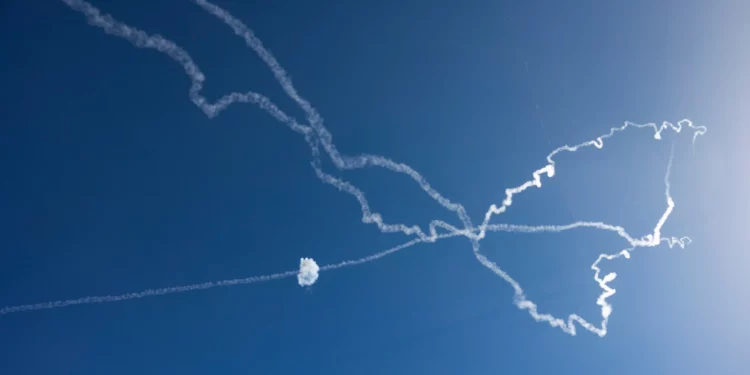 Israel sufrió ocho ataques con misiles iraníes desde la medianoche