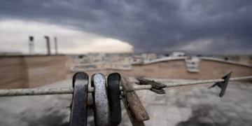 Humo cubre el cielo de Teherán tras ataques a instalaciones petroleras