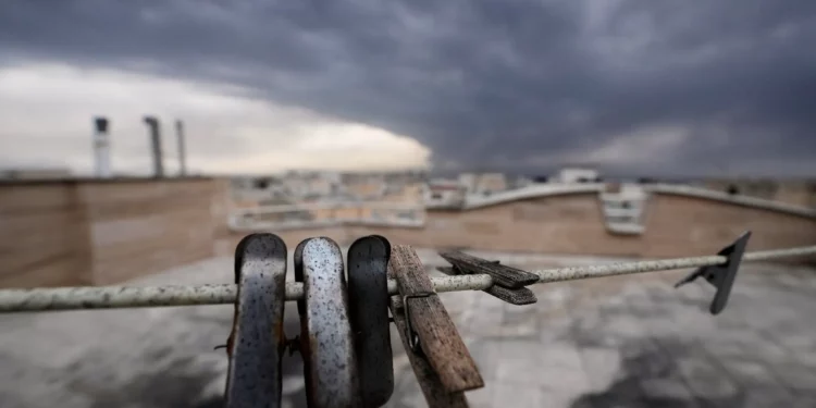 Humo cubre el cielo de Teherán tras ataques a instalaciones petroleras