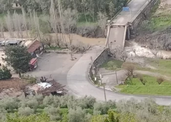 Israel bombardea un puente sobre el río Litani en el sur de Líbano