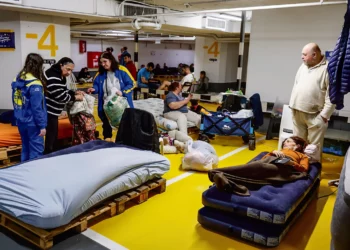 Irán lanzó ocho andanadas de misiles balísticos contra Israel