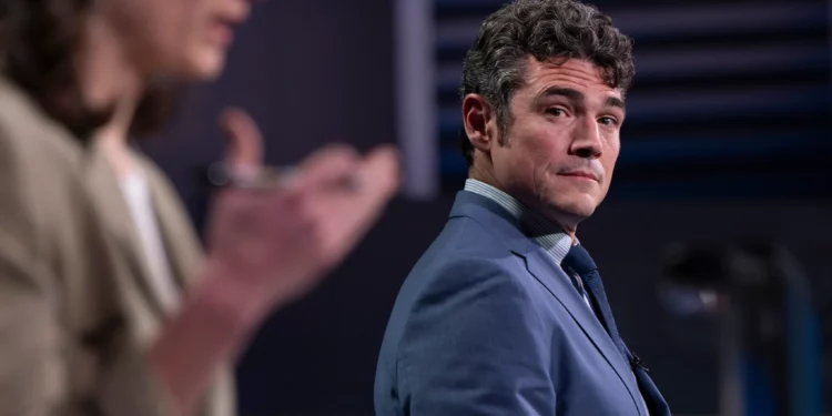 Joe Kent, a la derecha, observa durante un debate del 3.er Distrito de Washington en los estudios de KATU, el 7 de octubre de 2024, en Portland, Oregón. (Foto AP/Jenny Kane)